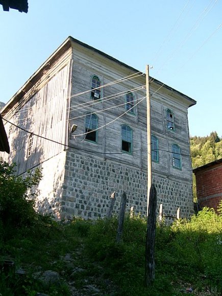 Camili Köyüne ismini veren 1855 yapimi süper ahsap cami.