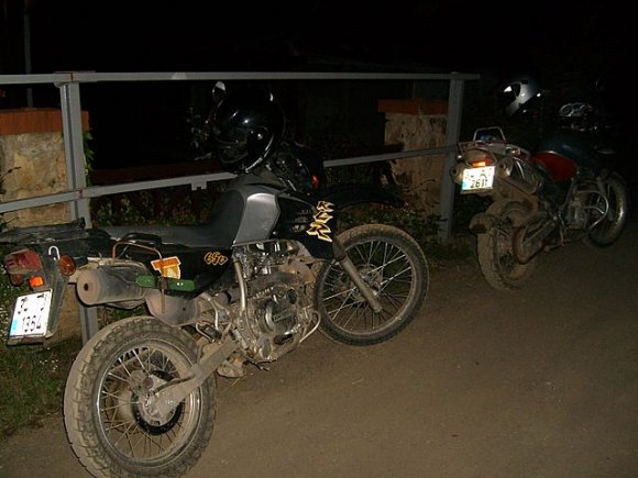 Yaklaşık 2 saat sonra Camili'ye vardık. Yolun oldukça bozuk olan son 1 saatini gece almak zorunda kaldık. En sonunda yorgun bir