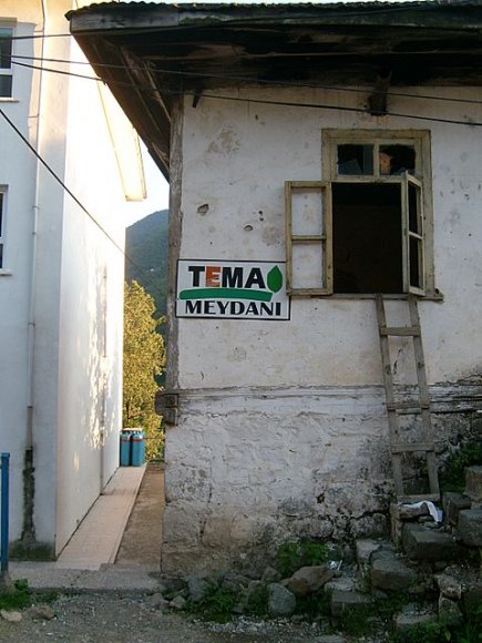 Köyün meydanı TEMA Meydanı diye isimlendirilmiş.