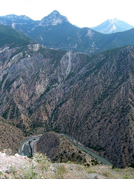 Bir seyir noktasında mola verip Çoruh Nehri ve manzarayı izledik.