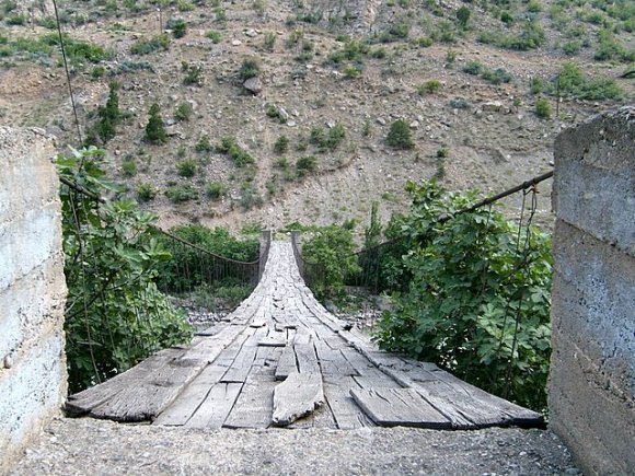 Yolda dönerken Umut önden kaptırıp gitti. Ancak Yusufeli sapağını kaçırmış. Tam da sapağın orda dinamit ile patlama gerçekleştir