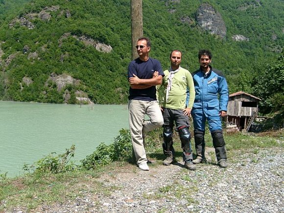 Makineyi ayarlayip hep beraber Çoruh Nehri kenarinda bir hatira fotografi çektik.