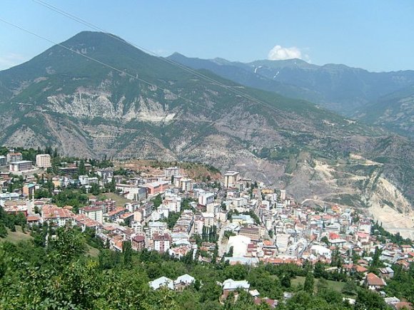 Borçka'dan sonra Selçuk ile vedalastik.Biz Artvin tarafina devam ettik. O Trabzon'a dogru geze geze devam edecekti. Yolda Egemen