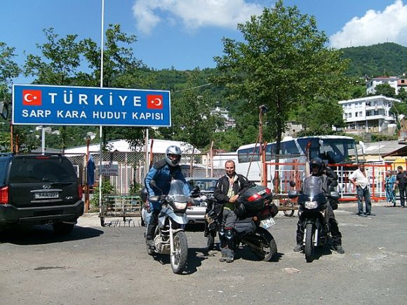 Ertesi güm Batum'a çıkmak üzere yola çıktık. Hopa'yı geçtikten sonra Sarp sınır kapısına geldik ama görevliler Egemen'in önceden