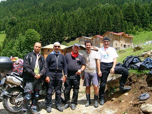 Ayder'e ulaştığımızda EMOK başkanı ile beraber arkadaşlarına rastladık ve ayaküstü muhabbet ettik. İbrahim Usta arka fren balata