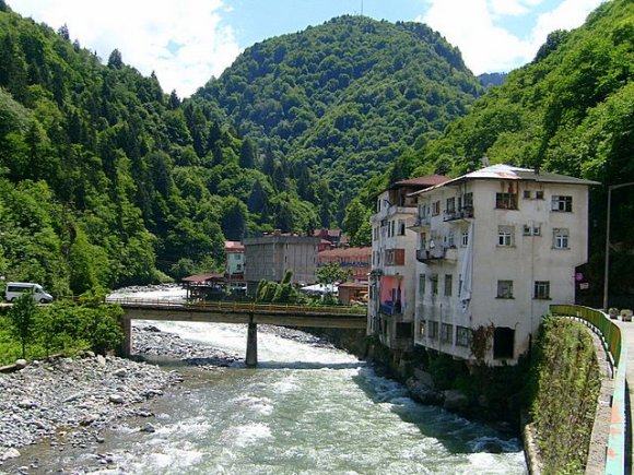 Ayder'e giderken Çamlıhemşin'den geçtik.