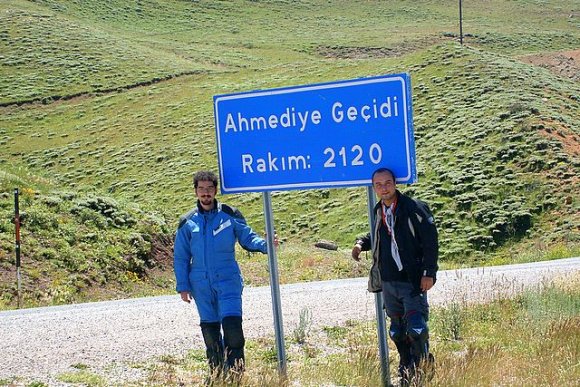 Erzincan yolundan bir miktar geri gidip Gümüşhane yoluna saptık. Kıvrılarak giden yollar yükselmeye ve bitki örtüsü yavaş yavaş