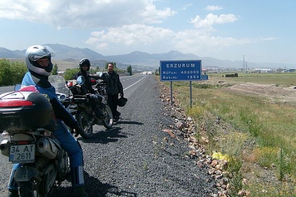 Uzun bir yolculuktan sonra Erzurum'a vardık. Yol yapım çalışmalarından dolayı tahmin ettiğimiz saatten biraz daha geç vardık.