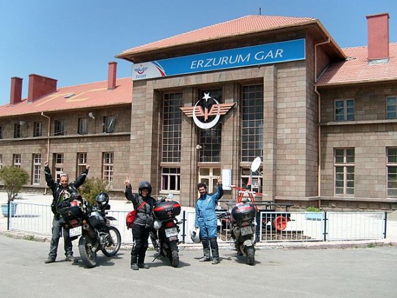 Ve artık1 hafta yaklaşık 1000 km diye başladığım yolculuğumun sonlarındaydım. Motorlarımızı trene yükleyecek ve 34 saatlik bir y