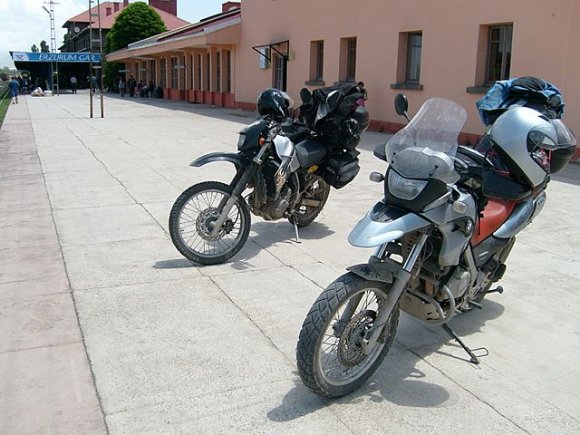 Motorlarımızı yüklenecekleri vagonun duracağı yerin yakınına çekip treni beklemeye başladık.