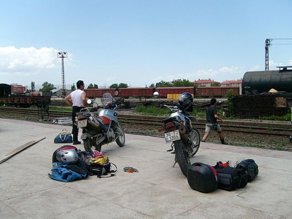 Eşyalarımızı indirip motorları yüklemeye hazır çıplak hallerine getirdik. Benim motorum 90, Umut'un motoru 97 YTL ye İstanbul'a