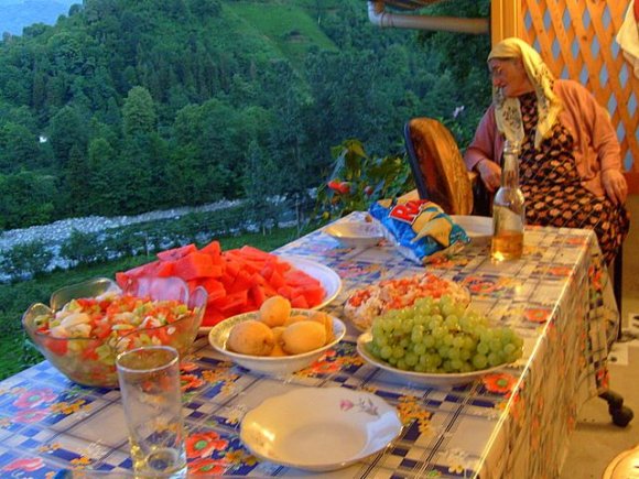 Akşam şenlikten sonra Zafer Egemen'im amcasının oğlu Zafer abiyide alıp alışveriş yaptık ve Egemen'in babaannesinin evine misafi