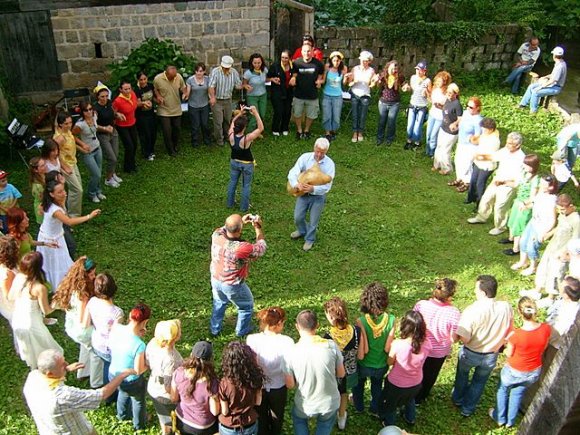 Konserden sonra Birol Topaloğlu'nun tulumu ile herkes Horon oynamaya başladı.