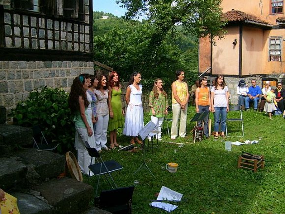 Ve işte 10 bayanın oluşturduğu genellikle lazca türkülerin söylendiği grup yayla şenliğine büyük bir lezzet katıyor. Hepinize te