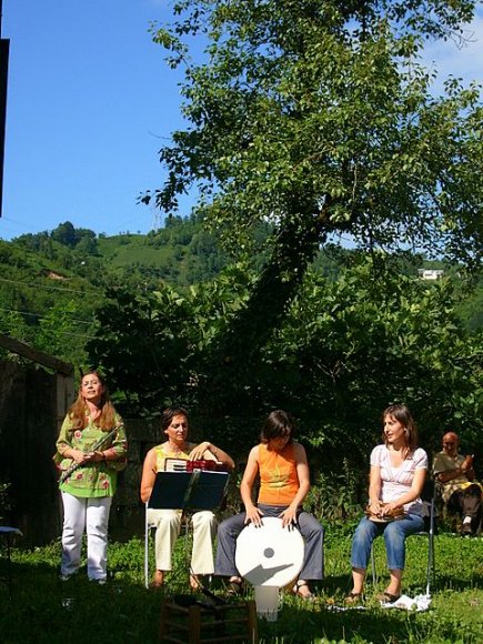 Eski yayla evlerinin ve yeşilliklerin arasındaki bu konserin büyüleyici bir havası var.