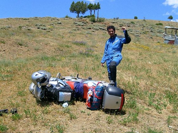 Yolda canım çay içmek istedi. Umut'la konuşup güzel bir köyde çay içme kararı aldık. Birkaç ilçeyi pas geçtikten sonra ufak bir