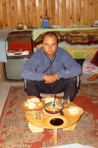 Kahvaltı hazır olunca hemen oturup yemeğe başladık. Tabi işletme sahibimiz bizi Karadeniz türkülerinden eksik bırakmadı. Oldukça