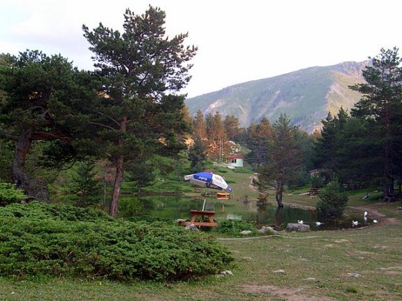 Oldukça bozuk yayla yollarından geçip Limni Gölü'ne geldik. Akşam saatleri olduğundan burada kalmaya karar verdik.