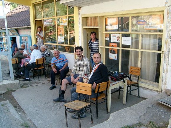 Limni gölüne giderken yanlış(köylülere göre) yoldan gelmişiz. Yolu 10 15 km uzatmışız. Bizse bu yanlışlıktan memnun bir halde Zi