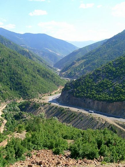 Zigana Geçidine doğru tırmanırken Gümüşhane üzerinden gelen yol.