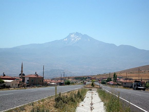 Kayseri yakınlarında durup Erciyes'in müthiş görüntüsünün fotograflarını çektim.