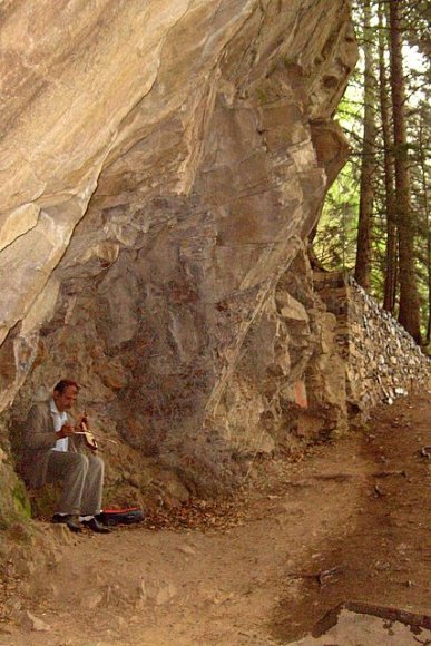 Yol üzerinde birisi kemençe ile Karadeniz ezgileri çalıyordu.