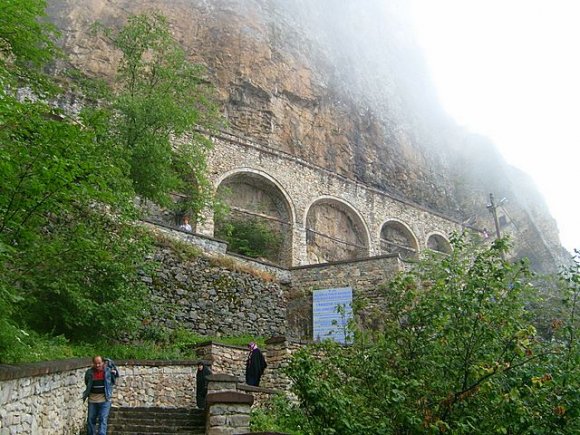 Yavaş yavaş Sümela Manastırı'nın  merdivenlerini çıktık.