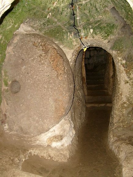 Derinkuyu Yeraltı Şehri'nin bazı katlarında girişleri kapamak için tekerlerler mevcut. Günümüzde bir sakatlık olmasın diye sıva