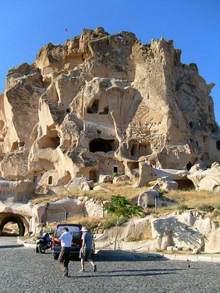 Motorlarımızı park edip kaleye çıkmak için içeri girdik.