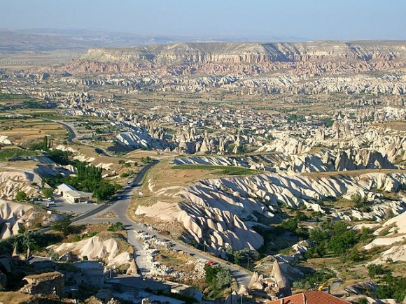 Uçhisar Kalesi bölgeye en hakim yükselti olsa gerek. Tüm bölge ayaklarınızın altına seriliyor.