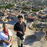 Uçhisar Kalesi üzerinde en tepedeki bir kayalığa çıkınca Ahmet ve Umut'un kuşbakışı! fotografını çekme şansım oldu :)
