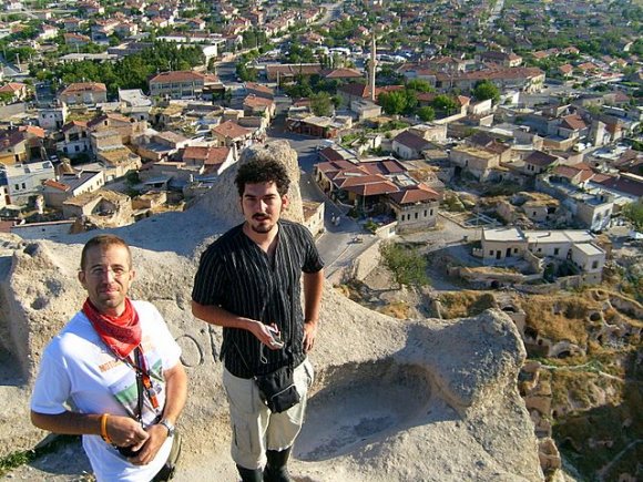 Uçhisar Kalesi üzerinde en tepedeki bir kayalığa çıkınca Ahmet ve Umut'un kuşbakışı! fotografını çekme şansım oldu :)