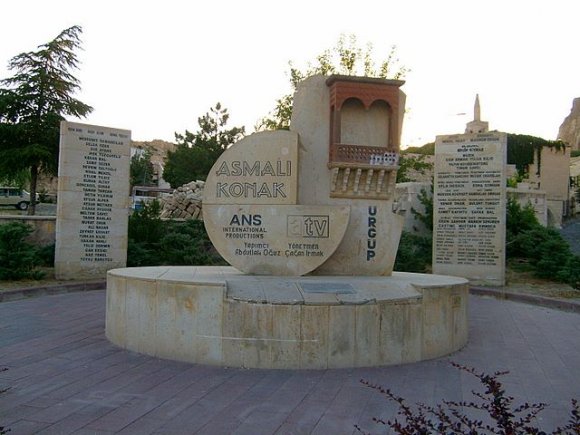 Daha sonra birşeyler içmek için Ürgüp'e indik. Aramızdan kimse Asmalı Konağı çok merak etmese de ben yöreye özgü eski ve gelenek