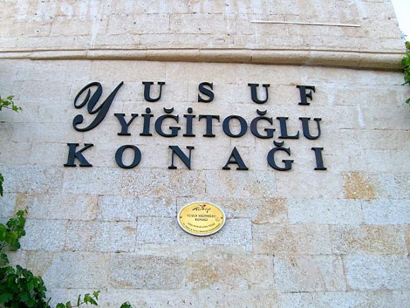 Bizde az aşağısındaki Yusuf Yiğitoğlu Konağına girdik.