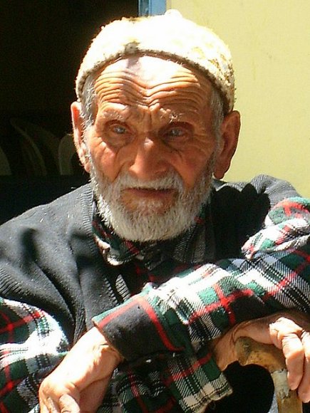 Yan masada oturan yaşı hayli geçkin amca çok şirindi. Elinde bastonu etrafı izliyordu.