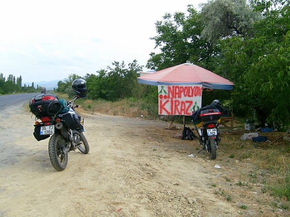 Ahmet gezisini önceden planladığı için dersine çalışmış. Bende onun bilgeliğinden istifade ediyorum. Sultandağı ilçesi dışarısın