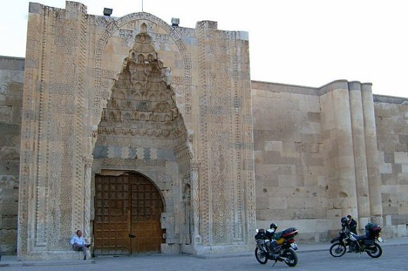 Yol üzerinde Sultanhan'a uğradık. 1229 Yılında Alaattin Keykubat tarafından yaptırılan bu han zamanın en büyük Selçuklu Hanı imi