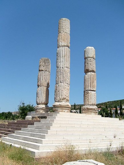 Daha sonra kamptan ayrılarak Assos yoluna devam ettik. Yolda Apollon Smintheus Tapınağı'na uğradık.