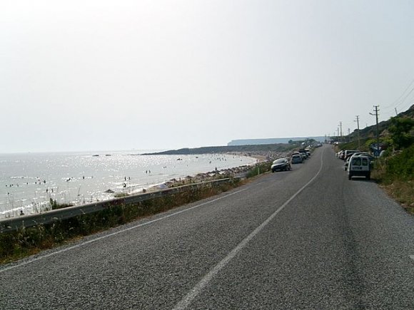 Akşama doğru hava biraz serinleyince motor ile ada turuna çıktık. Burası Ayazma plajı.