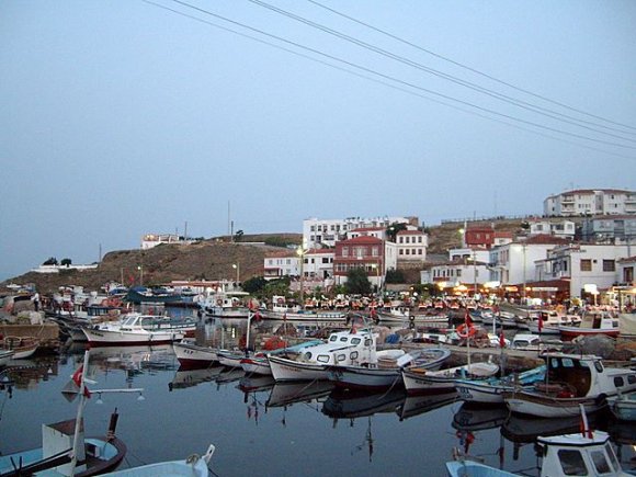 Akşam vakti Bozcaada'nın merkezindeki balıkçı tekneleri ve restoranlar.