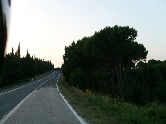 Hava kararmak üzere ve Kabatepe Orman Kampı'nda kalmaya karar verdik. Ana yol üzerinden tarihi Gelibolu yarımadasına doğru saptı