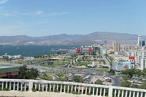 Daha sonra hedefimiz İzmir'e geldik. İlk geceyi Güzide'nin bir arkadaşında geçirdikten sonra ikinci gün başka bir arkadaşında ka