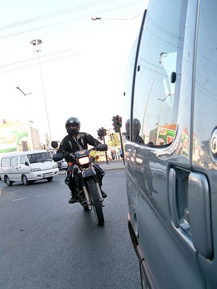 Akşam Levent ve Güzide arabada ben motorla düğüne gideceğimiz ve kalacağımız arkadaşların evine doğru yola çıktık.