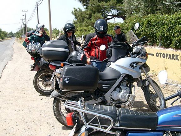 Motorlarımızı kampın hemen dışındaki alanlara bırakıp, içeri çay içmeye geçtik. Fotografta gozuken 4. kişi, şapkalı arkadaş, kam