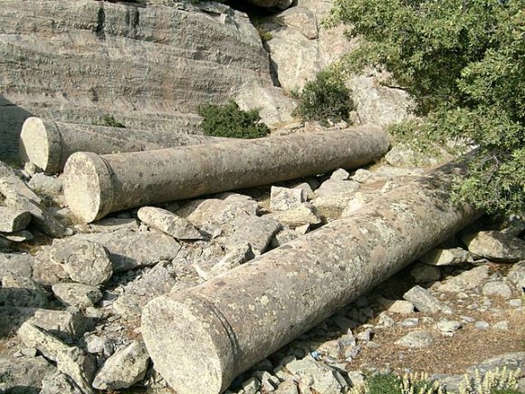 Daha sonra yolda paslı bir tabeledan okunmayan eski bir yerleşim yerine gittik. Önceden tarif edilmeseydi burayı bulmamız imkans