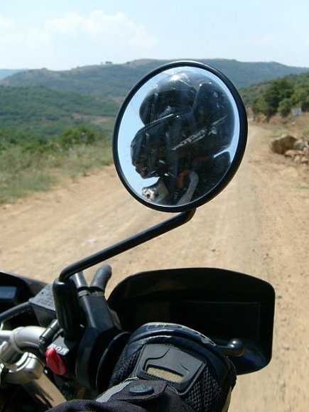 Kask aynaya cuk oturmuş. Netlik eldivende ve toprak yol güzel bir şekilde kadrajda yerini almış. Ayna biraz daha temiz olsa daha