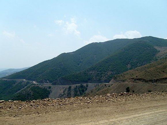Uçmakdere yolu Marmara Denizi boyunca kıvrılarak denize dik bir şekilde devam ediyor.