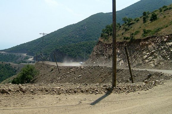 Zaman zaman arabaların toz dumanına maruz kalıyoruz ama yol doğal olarak tenha sayılır...