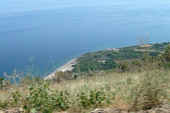 Uçmakdere yolu üzerinde yamaç paraşütü atlayışları başlamış. İnişler aşağıda gözüken sahile yapılıyormuş.