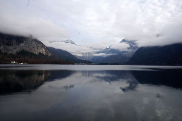 Hallstatt Gölü'nde bulutlar ve güneş dans edip durdu